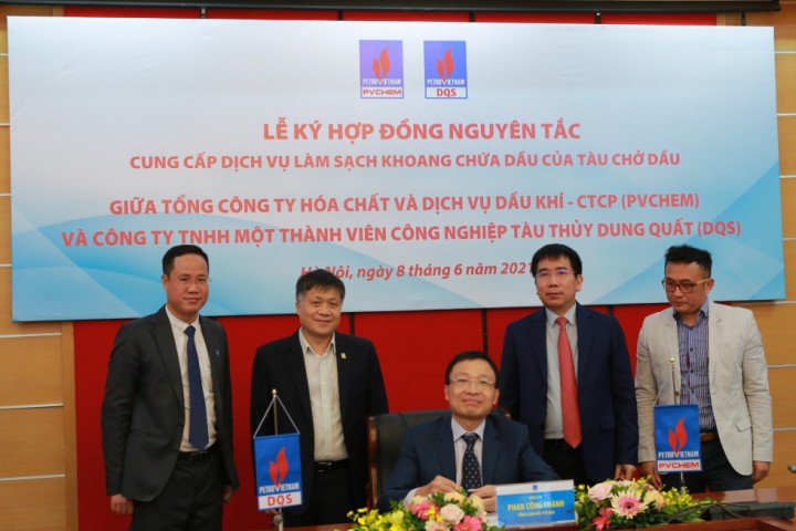 Lễ ký kết Hợp đồng nguyên tắc cung cấp dịch vụ làm sạch khoang chứa dầu của tàu chở dầu giữa PVChem và DQS.
